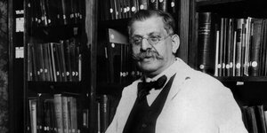 Ein Mann m it Brille vor einem Bücherregal: Magnus Hirschfeld in seinem Institut für Sexualwissenschaft in Berlin, eine Aufnahme von 1919